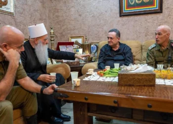 El ministro de Defensa, Israel Katz (centro derecha), se reúne con el líder espiritual druso, el jeque Muafak Tarif, en la aldea de Julis, el 26 de julio de 2025. (Ministerio de Defensa/Ariel Hermoni)