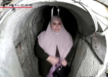 Una captura de pantalla de un video publicado por las Fuerzas de Defensa de Israel (FDI) el 19 de octubre de 2024 muestra a Samar Muhammad Abu Zamar, esposa del líder de Hamás, Yahya Sinwar, con un bolso en la mano, escapando a un túnel con él y sus hijos la noche anterior al ataque del grupo terrorista que gobierna Gaza contra Israel el 7 de octubre de 2023. (Captura de pantalla; utilizada de conformidad con la Cláusula 27a de la Ley de Derechos de Autor)