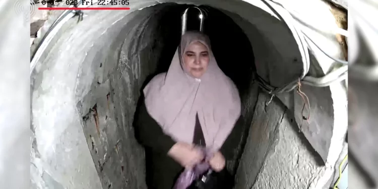 Una captura de pantalla de un video publicado por las Fuerzas de Defensa de Israel (FDI) el 19 de octubre de 2024 muestra a Samar Muhammad Abu Zamar, esposa del líder de Hamás, Yahya Sinwar, con un bolso en la mano, escapando a un túnel con él y sus hijos la noche anterior al ataque del grupo terrorista que gobierna Gaza contra Israel el 7 de octubre de 2023. (Captura de pantalla; utilizada de conformidad con la Cláusula 27a de la Ley de Derechos de Autor)