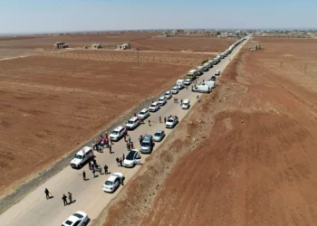 Esta fotografía, publicada por la Agencia de Noticias Árabe Siria (SANA) el 28 de julio de 2025, muestra camiones de la Media Luna Roja Siria con ayuda llegando a Busra al-Sham, en la provincia de Daraa, al sur de Siria, antes de cruzar la zona de contención hacia la provincia de Sweida. (SANA / AFP)