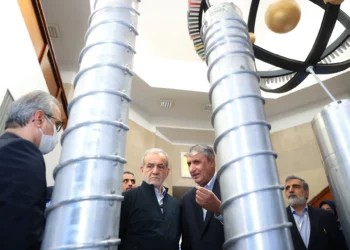 Imagen: El presidente iraní, Masoud Pezeshkian (segundo por la izquierda), y el jefe de la Organización de Energía Atómica de Irán, Mohammad Eslami (segundo por la derecha), durante el Día Nacional de la Tecnología Nuclear en Teherán, Irán, el 9 de abril de 2025. (Presidencia iraní / AFP)