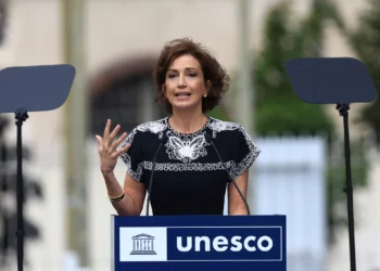 La directora general de la UNESCO, Audrey Azoulay, pronuncia un discurso durante una ceremonia en la sede de la UNESCO, el 25 de julio de 2023 en París. (AP/Aurelien Morissard, Pool)