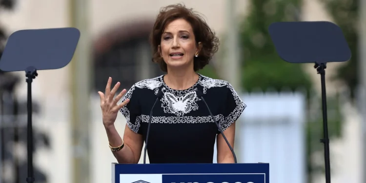 La directora general de la UNESCO, Audrey Azoulay, pronuncia un discurso durante una ceremonia en la sede de la UNESCO, el 25 de julio de 2023 en París. (AP/Aurelien Morissard, Pool)