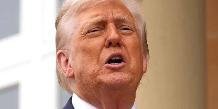 El presidente de Estados Unidos, Donald Trump, habla con los medios en el campo de golf Trump Turnberry, en Turnberry, suroeste de Escocia, el 28 de julio de 2025. (Christopher Furlong / POOL / AFP)