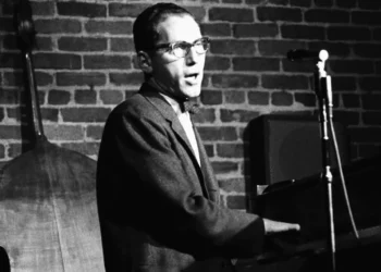 Tom Lehrer canta y toca el piano en la discoteca Hungry I de San Francisco. (Ted Streshinsky/Corbis vía Getty Images vía JTA)