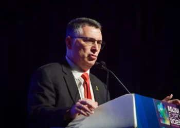 El ministro de Asuntos Exteriores, Gideon Sa'ar, habla en la conferencia Muni Expo 2025 en Tel Aviv, el 15 de julio de 2025. (Avshalom Sassoni/Flash90)