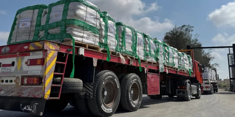 Camiones que transportan ayuda humanitaria esperan a que se les permita cruzar desde el lado egipcio del cruce fronterizo de Rafah con la Franja de Gaza el 28 de julio de 2025. (AFP)