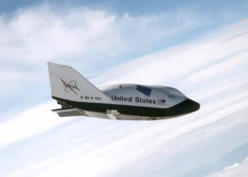 El avión espacial secreto X-38B se prepara para despegar en su octava misión