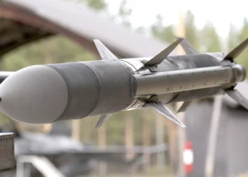 Raytheon obtiene contrato récord de $3.5 M para fabricar nuevos lotes del AMRAAM