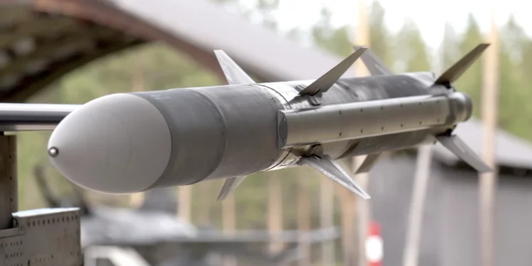 Raytheon obtiene contrato récord de $3.5 M para fabricar nuevos lotes del AMRAAM