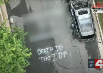 Coches incendiados y “Muerte a las FDI” grafiteado en St. Louis
