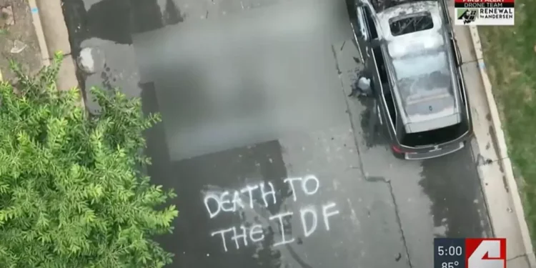 Coches incendiados y “Muerte a las FDI” grafiteado en St. Louis