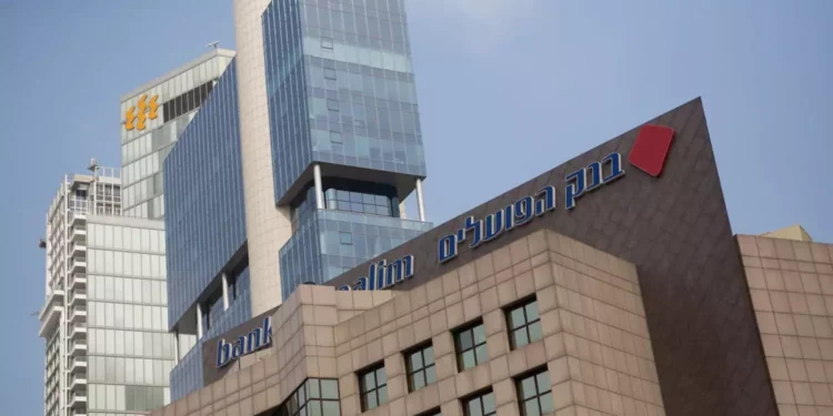 Bancos israelíes Hapoalim, Leumi y Discount registran ganancias récord