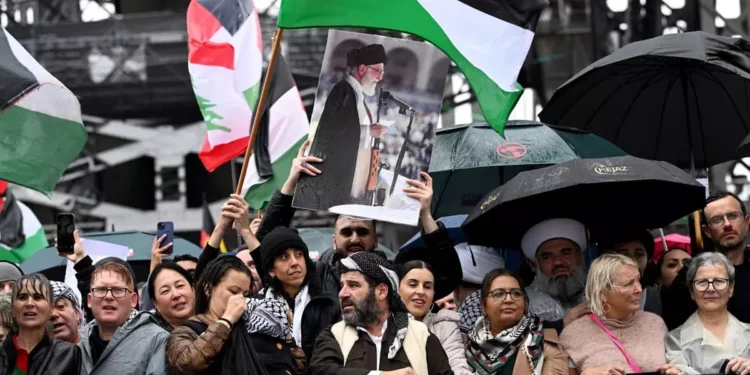 Israel condena cartel del “líder más peligroso del Islam” en manifestación de Sidney