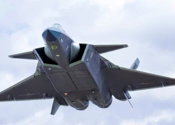 El nuevo J-20S biplaza permite controlar drones y operar guerra electrónica