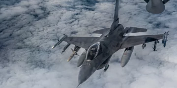 El caza F-16 ahora puede simular batallas en pleno vuelo
