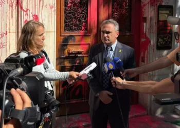 Embajador israelí en París visita oficina vandalizada de El Al