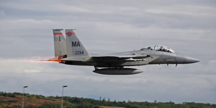 Asiento trasero del F-15D se eyecta accidentalmente después de aterrizar