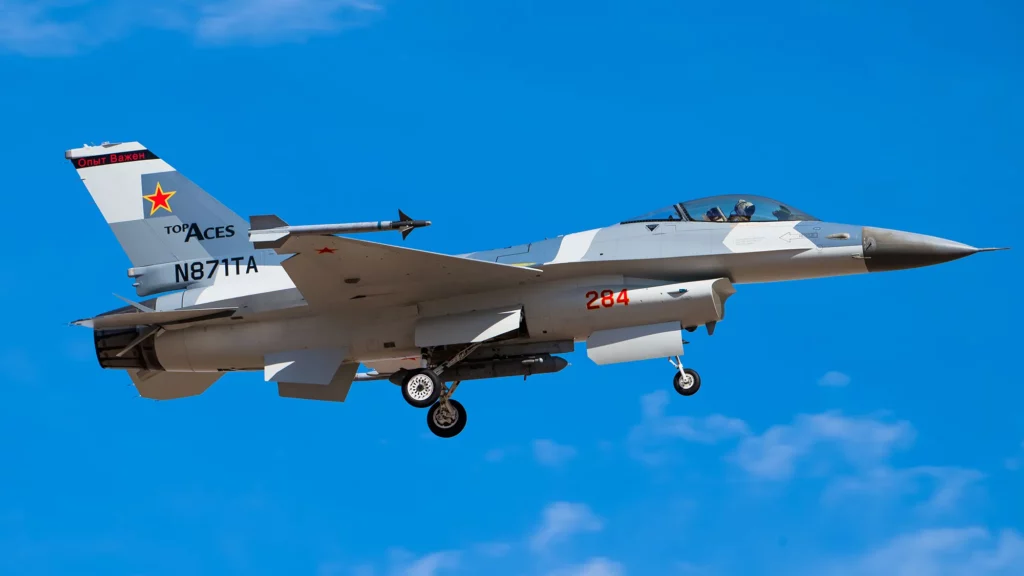 Un F-16 israelí avistado con camuflaje de Su-57 Felon