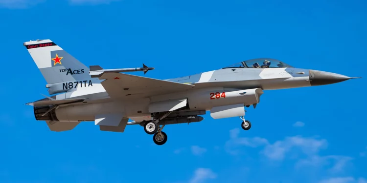 Un F-16 israelí avistado con camuflaje de Su-57 Felon