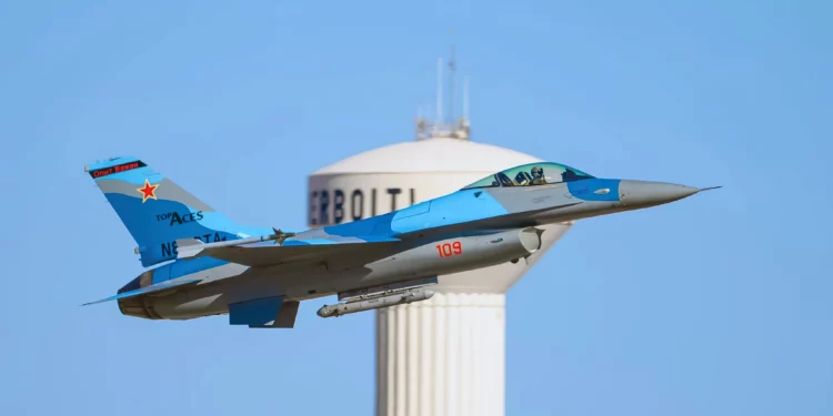 Caza israelí F-16 adopta patrón visual de Su-57 para combate
