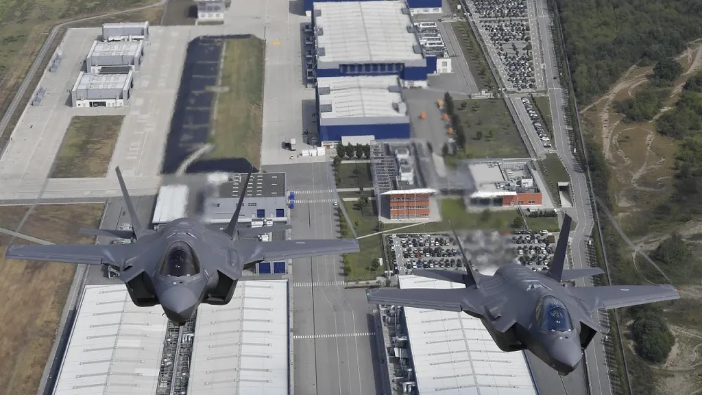 Dos F-35 italianos sobrevuelan la FACO en Cameri. (Crédito de la imagen: Fuerza Aérea Italiana)