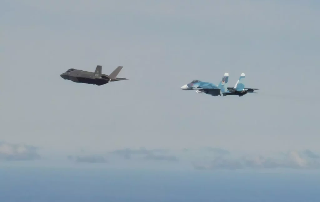 Tensión al máximo: F-35 de la OTAN interceptan Su-24 y Su-27 rusos