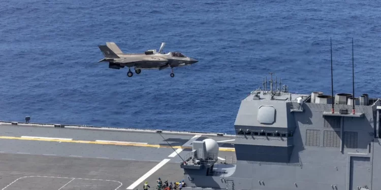 Cazas F-35B británicos y estadounidenses aterrizan en el JS Kaga de Japón