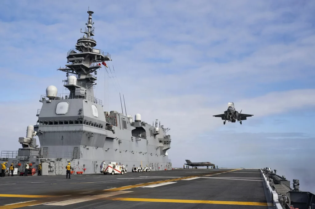 Un F-35B Lightning II ejecuta un aterrizaje vertical a bordo del destructor multifuncional JS Kaga (DDH 184) de la clase Izumo de Autodefensa Marítima de Japón durante la prueba de desarrollo el 2 de noviembre de 2024 en el océano Pacífico oriental. (Crédito de la imagen: F-35 Lightning II Pax River ITF / Dane Wiedmann) 