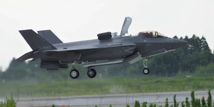Los primeros F-35B japoneses llegan a la base aérea de Nyutabaru