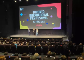 El director de 'Bibi Files' Alexis Bloom (centro) y el productor Alex Gibney (derecha) con el veterano programador de documentales del Festival Internacional de Cine de Toronto, Thom Powers, el 9 de septiembre de 2024. (Robert SarnerTimes de Israel)