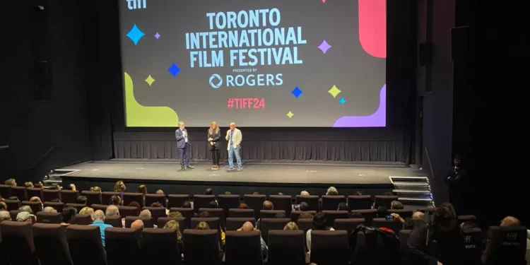 El director de 'Bibi Files' Alexis Bloom (centro) y el productor Alex Gibney (derecha) con el veterano programador de documentales del Festival Internacional de Cine de Toronto, Thom Powers, el 9 de septiembre de 2024. (Robert SarnerTimes de Israel)