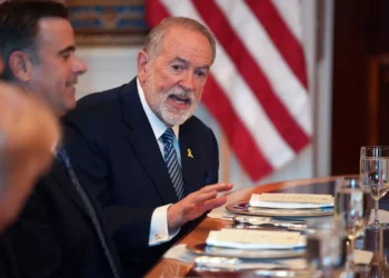 Huckabee compara oposición de Starmer a Israel con rendición ante Hitler