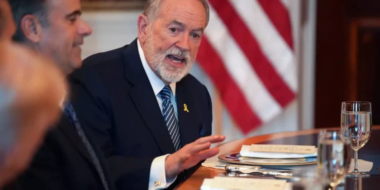Huckabee compara oposición de Starmer a Israel con rendición ante Hitler