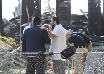 Rabino y su familia escapan del incendio que destruye sinagoga histórica de Nueva Jersey