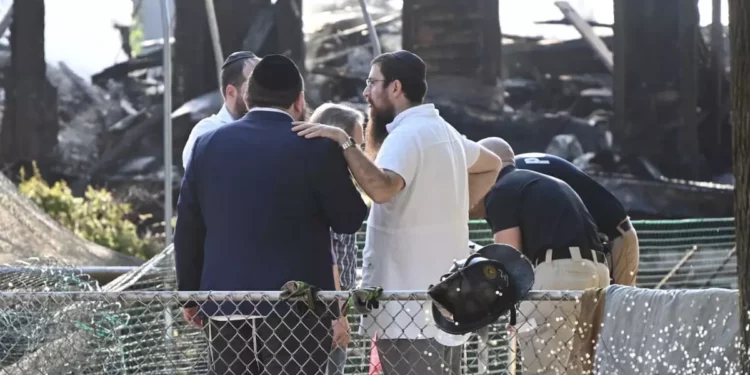 Rabino y su familia escapan del incendio que destruye sinagoga histórica de Nueva Jersey