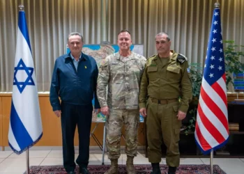 El jefe de las FDI elogia al comandante saliente del CENTCOM como “verdadero amigo de Israel”