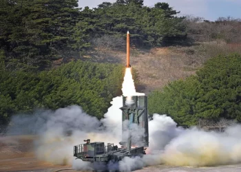 Corea del Sur presenta misil aire-aire L-SAM para defensa antiaérea