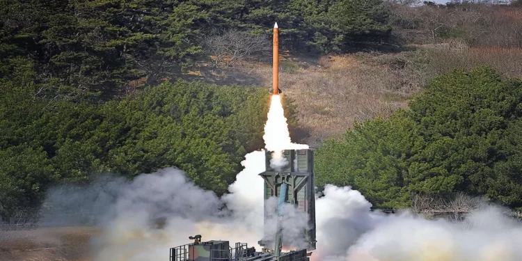 Corea del Sur presenta misil aire-aire L-SAM para defensa antiaérea