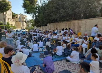 Familiares de rehenes exigen su retorno frente a la residencia del primer ministro