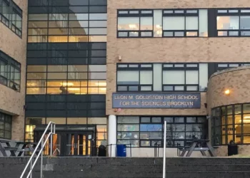 Mujer estadounidense acusada de amenaza terrorista en instituto de NY con alumnos “sionistas”