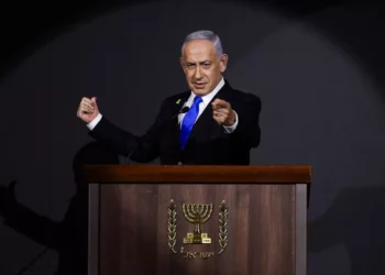 Netanyahu acusa a exfuncionarios de ceder a presión global