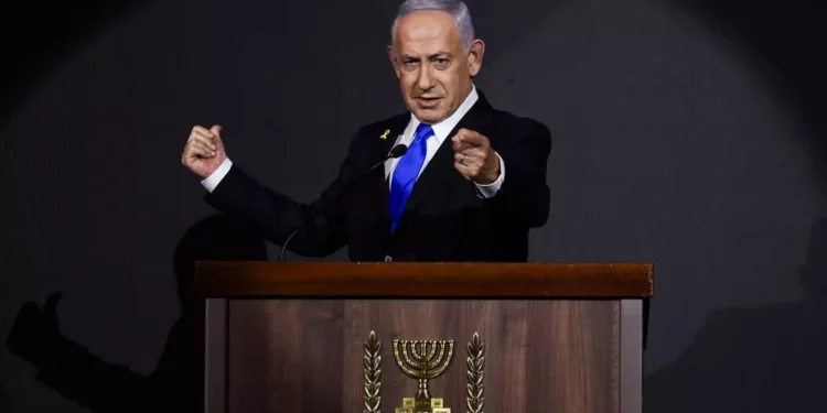Netanyahu acusa a exfuncionarios de ceder a presión global