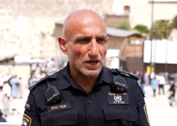 Comandante de policía acusado de contratar a su amante como asistente personal