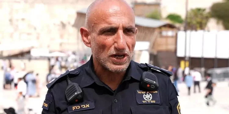 Comandante de policía acusado de contratar a su amante como asistente personal