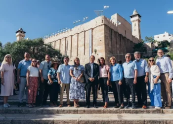 Representantes de EE. UU. y legisladores republicanos visitan la Tumba de los Patriarcas