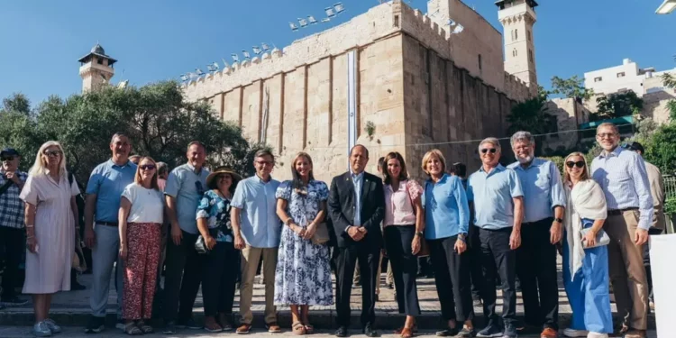 Representantes de EE. UU. y legisladores republicanos visitan la Tumba de los Patriarcas