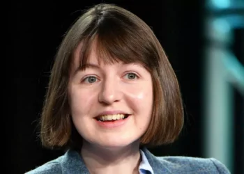 Escritora Sally Rooney dona regalías de BBC a grupo proscrito Acción Palestina