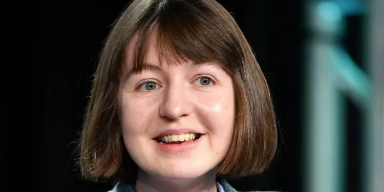 Escritora Sally Rooney dona regalías de BBC a grupo proscrito Acción Palestina