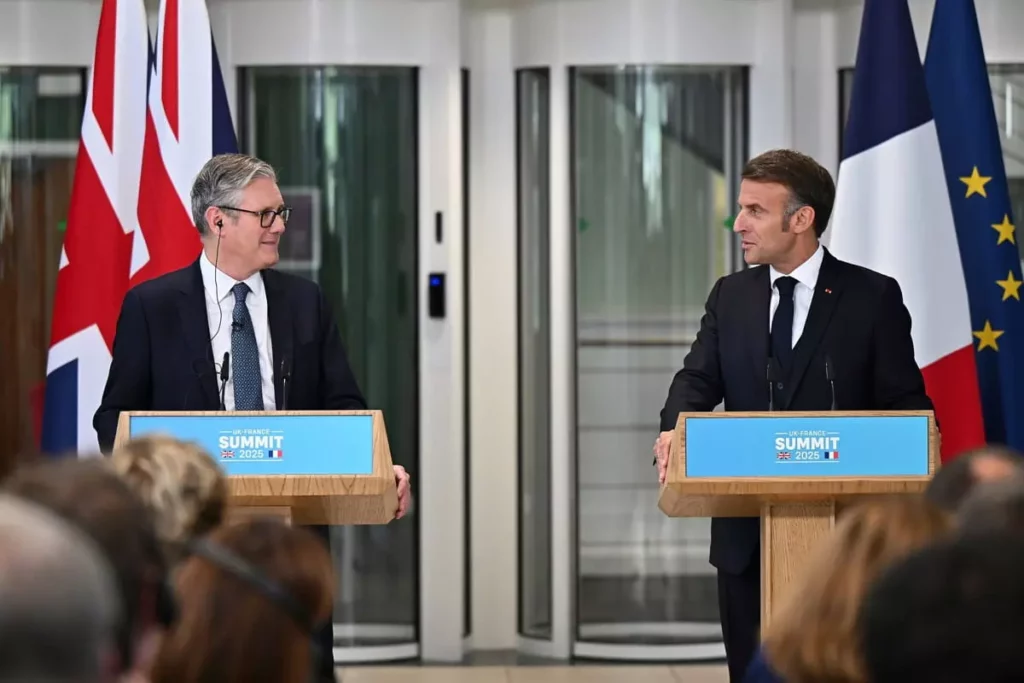 El primer ministro británico, Keir Starmer, a la izquierda, y el presidente francés, Emmanuel Macron, celebran una conferencia de prensa conjunta en Londres, el 10 de julio de 2025. (Leon Neal/Pool Photo vía AP) 